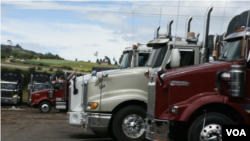 Tractomulas con mercancía paralizadas a las afueras de la ciudad Pasto, el 13 de enero de 2023. [Foto: Óscar Cavadía]