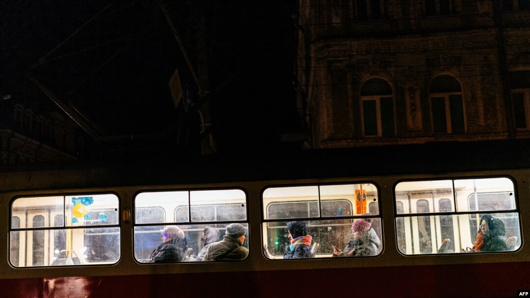 Residentes locales utilizan un autobús urbano durante un apagón parcial en Kiev el 14 de diciembre de 2022, en medio de la invasión rusa de Ucrania.