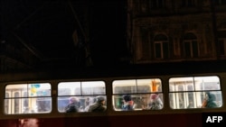 Residentes locales utilizan un autobús urbano durante un apagón parcial en Kiev el 14 de diciembre de 2022, en medio de la invasión rusa de Ucrania.