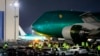 El último avión Boeing 747 cruza la Autopista Boeing después de salir de su hangar en la fábrica de Everett por primera vez, el 6 de diciembre de 2022, en Everett, Washington.