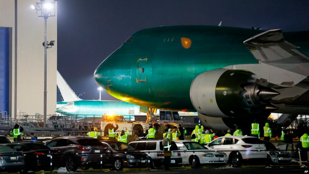 Poslednji Boing 747 napušta hangar po prvi put, 6. decembra 2022. u Everetu, Vašington.