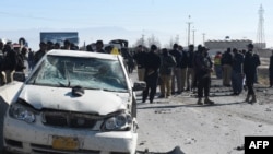 Sejumlah pejabat keamanan di lokasi serangan bom yang menarget truk polisi di Quetta, Pakistan, 30 November 2022. Kelompok afiliasi Taliban di Pakistan mengaku bertanggung jawab atas serangan itu. (Foto: Banaras Khan/AFP)