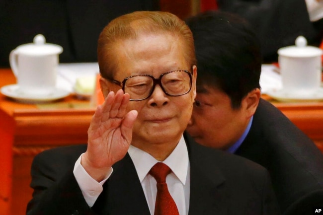 资料照：前中国领导人江泽民2012年11月8日在北京人大会堂出席18届党代会。
