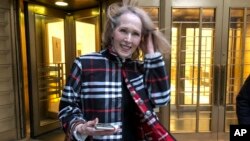 Bà E. Jean Carroll, từng cộng tác với tạp chí Elle, cáo buộc cựu Tổng thống Donald Trump, cưỡng hiếp bà, rời tòa án liên bang tại New York, ngày 22/2/2022. 