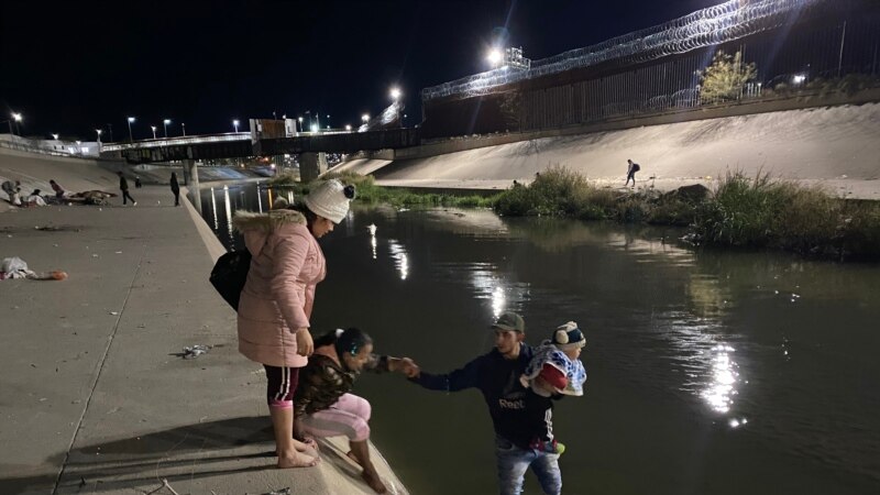 “Lancheros” venezolanos en la frontera cargan a migrantes para cruzar el río para subsistir