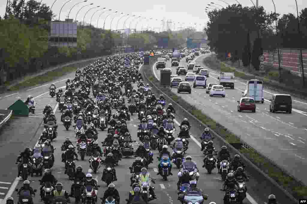 Several hundred motor-bikers block the ring road in Toulouse, south-western France, Nov. 26, 2022,&nbsp;to contest the decision of the Council of State to impose technical control on motorized two-wheelers.&nbsp;
