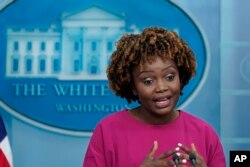 La secretaria de prensa de la Casa Blanca, Karine Jean-Pierre, habla durante la sesión informativa diaria en la Casa Blanca en Washington, el lunes 12 de diciembre de 2022.