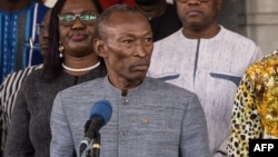 "Nous pouvons constituer une fédération souple" avec le Mali, a déclaré le Premier ministre burkinabè Apollinaire Kyélem de Tambela.