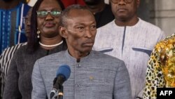 Le Premier ministre burkinabé nouvellement nommé, Apollinaire Kyelem de Tembela, s'adresse aux représentants de la presse à la suite du conseil des premiers ministres après les nominations au cabinet à Ouagadougou, le 26 octobre 2022.