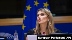 FILE - La politica greca Eva Kaili parla a Bruxelles, in Belgio, il 7 dicembre 2022.