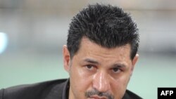 Pelatih sepak bola Iran, Ali Daei saat menyaksikan pertandingan melawan Thailand pada kualifikasi Piala Asia 2011 di stadion Rajamangala, Bangkok, 28 Januari 2009. (AFP PHOTO/PORNCHAI KITTIWONGSAKUL)