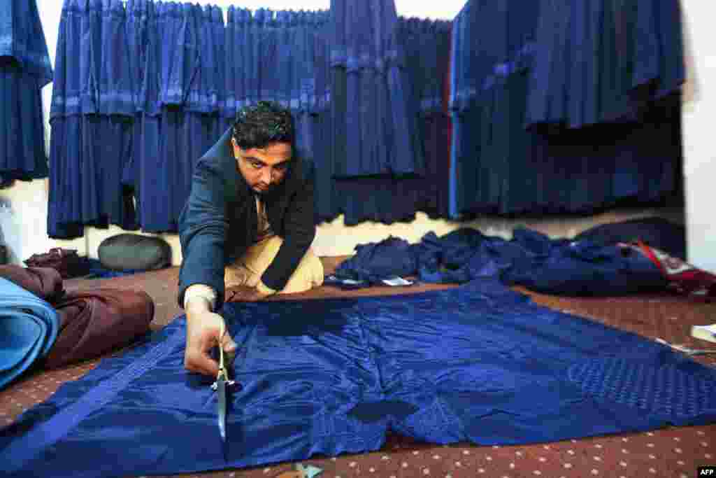 Paranji tikayotgan tikuvchi. Jalolobod, Afg&#39;oniston.&nbsp;