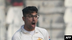  ابرار احمد نے اپنے پہلے ہی ٹیسٹ میچ میں سات انگلش بلے بازوں کو پویلین کی راہ دکھائی۔ 