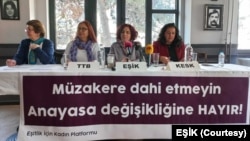 Türkiye’de kadın hak örgütleri, AKP’nin başörtüsü gerekçeli anayasa değişikliği teklifine “hayır” oyu verme çağrısı yaptı.