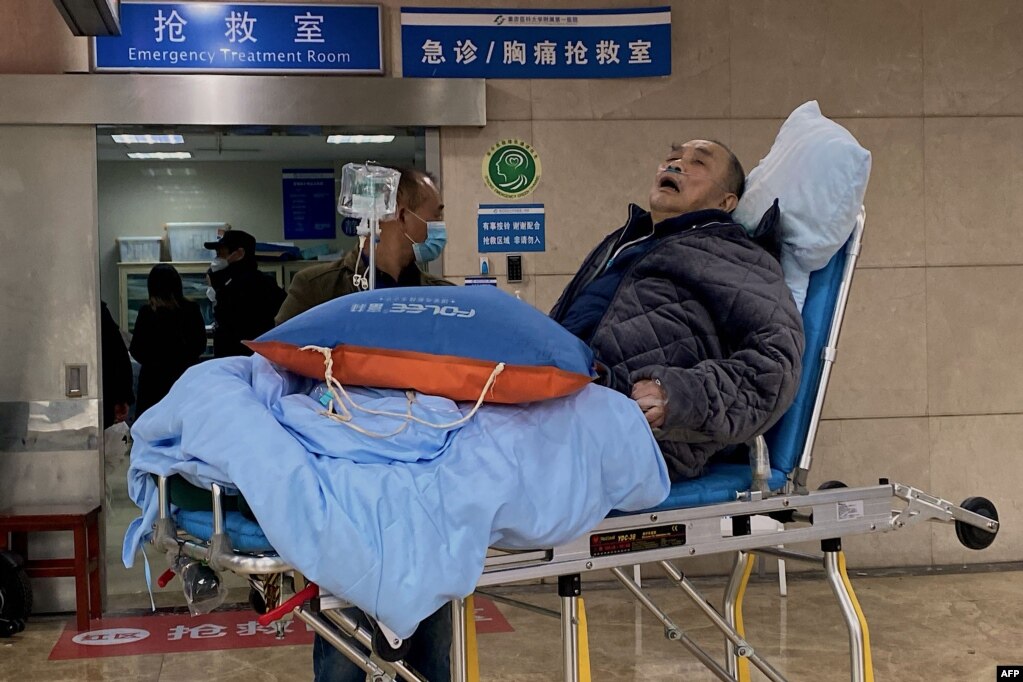 重庆医科大学附属医院急诊室内的新冠病人。（2022年12月22日）(photo:VOA)