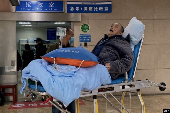 重庆医科大学附属医院急诊室内的新冠病人。（2022年12月22日）