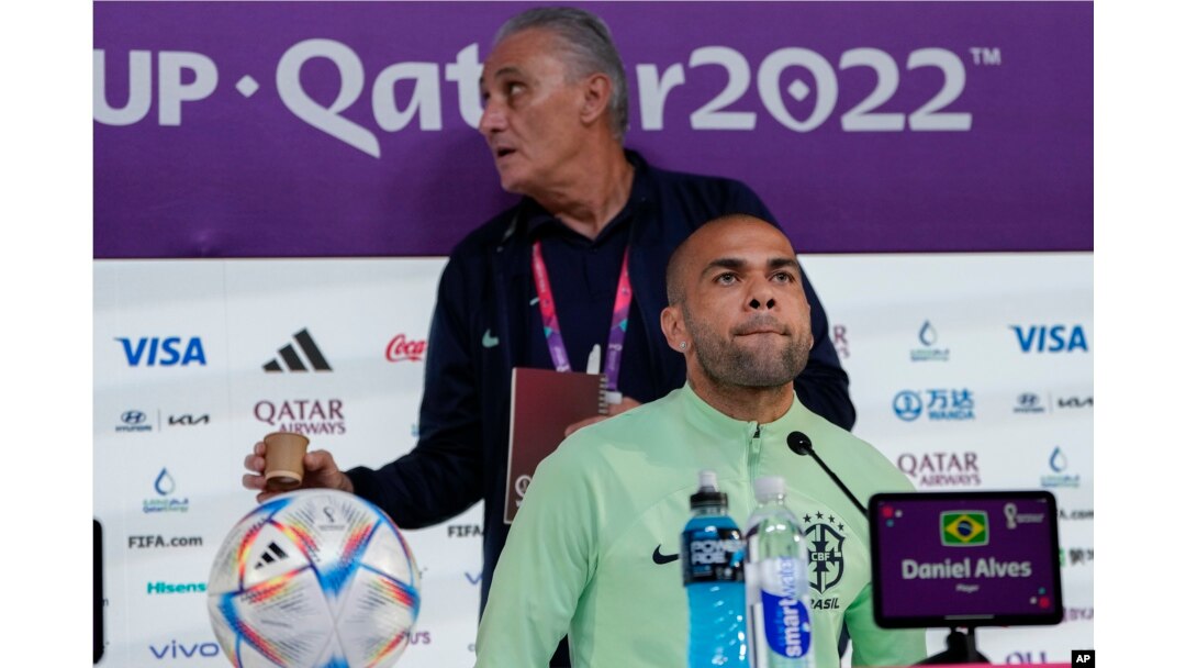 Dani Alves menghadiri konferensi pers menjelang pertandingan sepak bola Piala Dunia grup G antara Brazil dan Kamerun di Doha, Qatar, Kamis, 1 Desember 2022. (AP/Andre Penner)