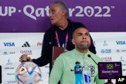 Dani Alves menghadiri konferensi pers menjelang pertandingan sepak bola Piala Dunia grup G antara Brazil dan Kamerun di Doha, Qatar, Kamis, 1 Desember 2022. (AP/Andre Penner)