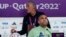 Jwe Brezilyen Dani Alves (devan) ak antrene seleksyon Brezilyen an Tite pandan yon konferans pou lapres nan Doha, Qatar, 1 Dec. 2022. 