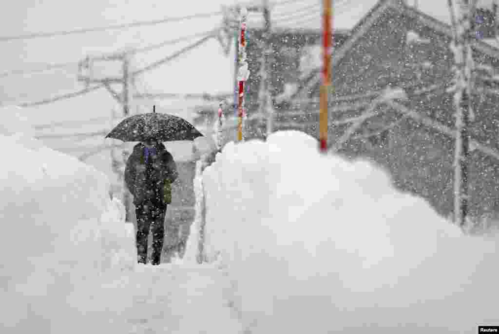 Еден човек се пробива по обилниот снег во Уонума, префектурата Ниигата, Јапонија, на оваа фотографија направена од Кјодо.