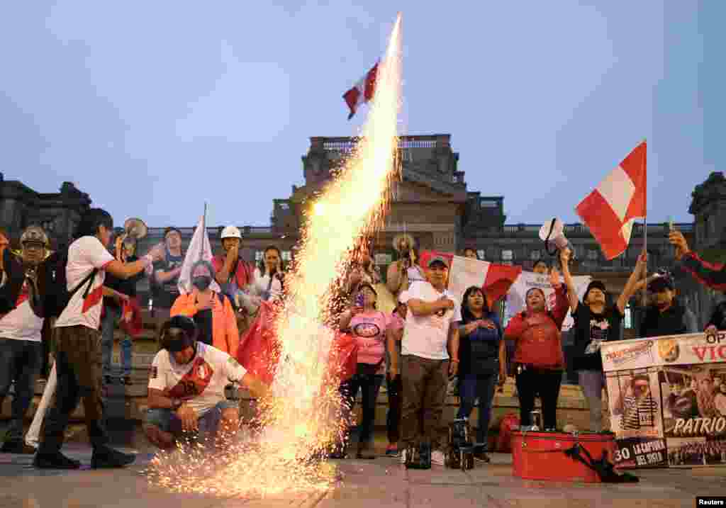 Las personas encienden fuegos artificiales luego de que el Congreso aprobara la destitución del presidente Pedro Castillo, en Lima, Perú, el 7 de diciembre de 2022.