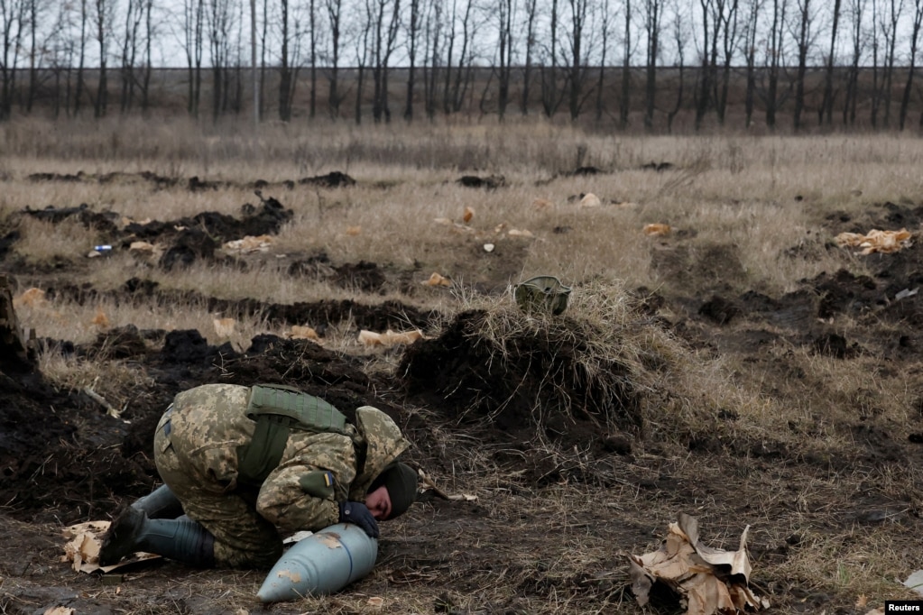 Un soldado ucraniano de la 43ª Brigada de Artillería Pesada comprueba un proyectil antes de dispararlo desde un cañón autopropulsado 2S7 Pion en el campo de batalla, mientras continúa el ataque de Rusia a Ucrania, durante un intenso bombardeo en la línea del frente en Bakhmut, Ucrania, el 26 de diciembre de 2022.