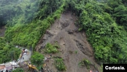 Imagen aérea muestra el deslave que sepultó a un autobús en región de Risaralda, Colombia, el 5 de diciembre de 2022. Foto cortesía: Ministerio de Defensa de Colombia.