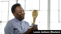 A lenda do futebol, Pelé, segura o troféu do Mundial de 1958 em entrevista em Nova Iorque em abril de 2016