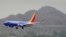 Un avión de Southwest Airlines llega al aeropuerto internacional Sky Harbor el miércoles 28 de diciembre de 2022 en Phoenix. (Foto AP/Matt York)