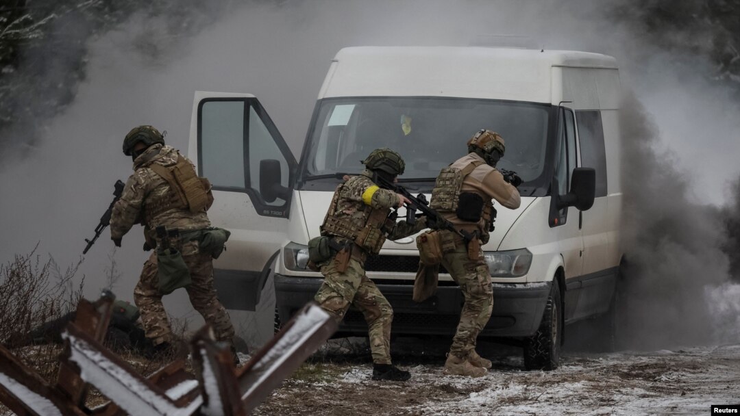 Militares ucranianos asisten a ejercicios conjuntos de las fuerzas armadas, la guardia nacional y el Servicio de Seguridad de Ucrania cerca de la frontera con Bielorrusia, en Ucrania, el 11 de enero de 2023.