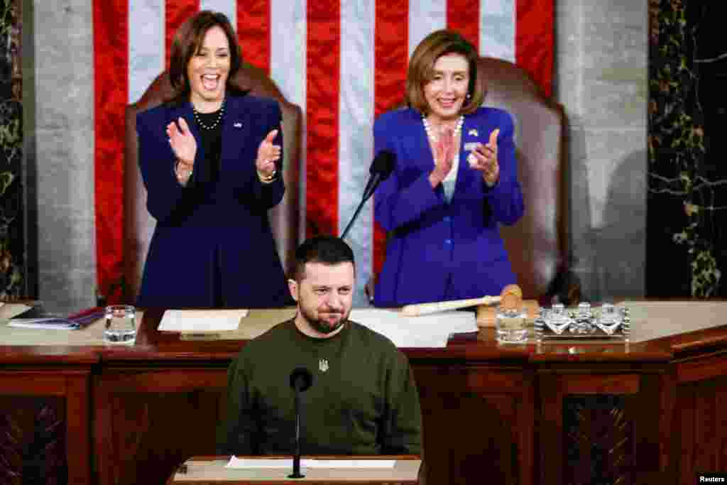 Durante su discurso, y en múltiples ocasiones, el presidente de Ucrania fue ovacionado por el pleno del Congreso de Estados Unidos.