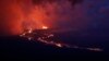 Lava dari letusan gunung berapi Mauna Loa mengalir ke bawah ke area dekat Hilo, Hawaii, pada 29 November 2022. (Foto: AP/Marco Garcia)