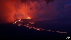 Lava dari letusan gunung berapi Mauna Loa mengalir ke bawah ke area dekat Hilo, Hawaii, pada 29 November 2022. (Foto: AP/Marco Garcia)
