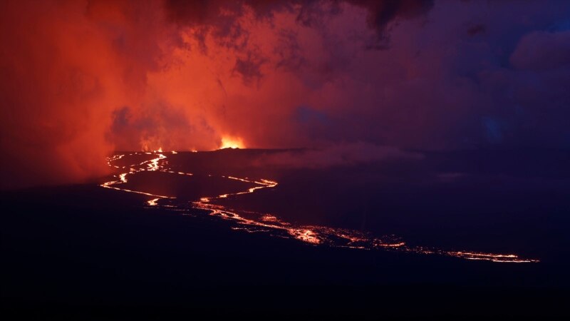 Lava From Mauna Loa Eruption Threatens Key Hawaiian Highway