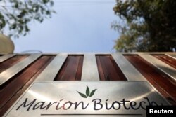 Logo Marion Biotech, sebuah perusahaan perawatan kesehatan dan farmasi, terlihat di pintu gerbang di luar kantornya di Noida, India, 29 Desember 2022. (Foto: Reuters)