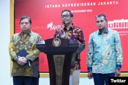 Menko Perekonomian Airlangga Hartarto memberikan keterangan pers bersama Menko Polhukam Mahfud Md dan Wamenkumham Edward Omar Sharif Hiariej, di Kantor Presiden, Jakarta, Jumat, 30 Desember 2022. (Foto: BPMI Setpres/Twitter @setkabgoid)