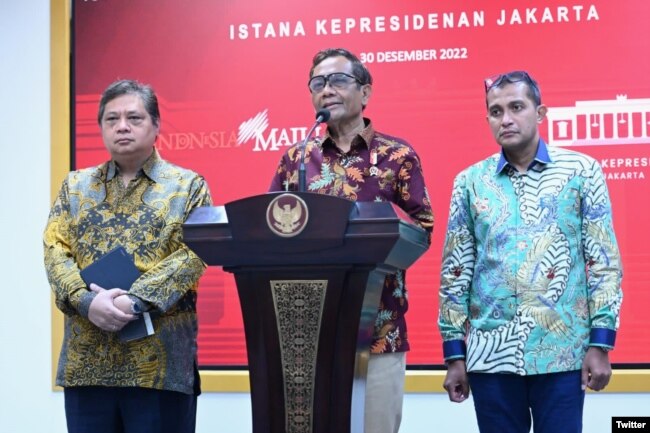 Menko Perekonomian Airlangga Hartarto memberikan keterangan pers bersama Menko Polhukam Mahfud Md dan Wamenkumham Edward Omar Sharif Hiariej, di Kantor Presiden, Jakarta, Jumat, 30 Desember 2022. (Foto: BPMI Setpres/Twitter @setkabgoid)