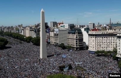 White one outlet obelisco