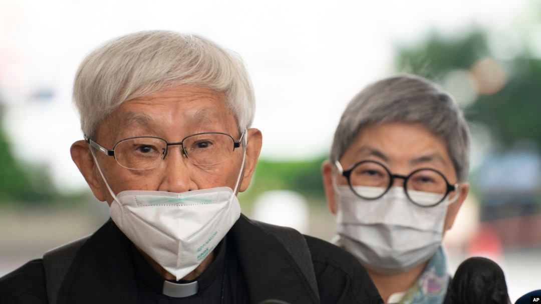 资料照 - 香港荣休主教陈日君（Cardinal Zen，前立者）2022年11月25日前往西九龙裁判法院领回自己旅行文件，从而可以短暂离港，前往梵蒂冈，参加荣休罗马天主教教宗本都十六世的葬礼。陈日君在西九龙裁判法院外回答记者提问。