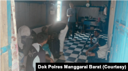 Petugas dari Polres Manggarai Barat mengamankan 14 orang dan satu perekrut calon tenaga kerja dalam sebuah operasi pada Minggu (11/12). (Foto: Dok Polres Manggarai Barat)