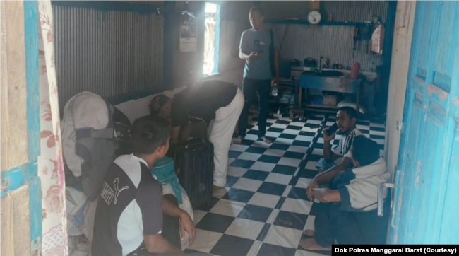 Petugas dari Polres Manggarai Barat mengamankan 14 orang dan satu perekrut calon tenaga kerja dalam sebuah operasi pada Minggu (11/12). (Foto: Dok Polres Manggarai Barat)
