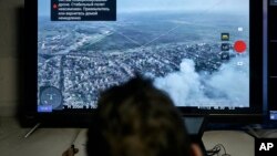 ইউক্রেনের ডনেটস্ক অঞ্চলের বাখমুতে ভূগর্ভস্থ একটি কমান্ড সেন্টার থেকে একজন ইউক্রেনীয় সৈন্য একটি ড্রোন ফিড দেখছে। (এপি ফটো/লিবকোস)। ২৫ ডিসেম্বর, ২০২২।