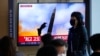 Una pantalla de televisión en una estación de trenes de Corea del Sur muestra un lanzamiento de misil de Corea del Norte durante un noticiero el 19 de noviembre de 2022.