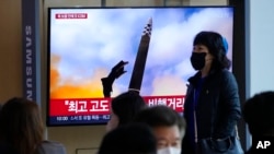 Una pantalla de televisión en una estación de trenes de Corea del Sur muestra un lanzamiento de misil de Corea del Norte durante un noticiero el 19 de noviembre de 2022.
