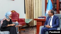 Ilhaan Cumar iyo madaxweyne Xasan Sheekh