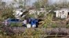 Sejumlah warga tampak berdoa di dekat sebuah rumah bergerak yang hancur diterjang tornado di Flatwood, Alabama, pada 30 November 2022. (Foto: AP/Butch Dill)