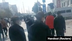 河南郑州富士康代工厂的工人再次推倒护栏举行抗议。（2022年11月23日）