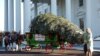Ibu Negara AS Sambut Pohon Natal Gedung Putih