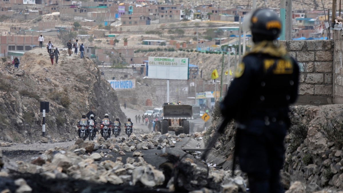 Protesters Block Roads in Peru, Leaving Thousands of Tourists Stranded - Vimarsana News
