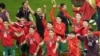 Jogadores marroquinos celebram passagem aos quartos-de-final depois de derrotarem Espanha nas grandes penalidades por 3-0